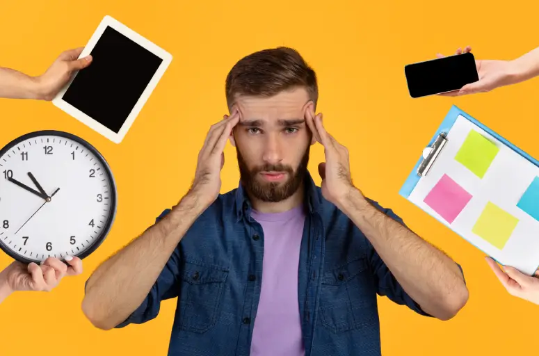 homme qui réfléchie face aux écrans